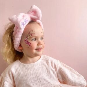 Bio Glitzer von Oh Flossy – sicher für Kinder, pflanzenbasiert und biologisch abbaubar. Perfekt für kreative Schminklooks & Kinderpartys. Passt ideal zu Face Paint & Badebomben.