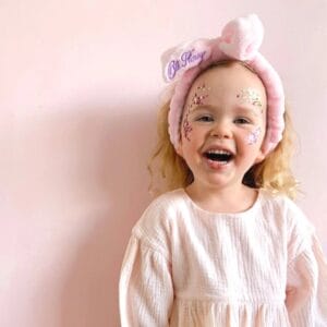Bio Glitzer von Oh Flossy – sicher für Kinder, pflanzenbasiert und biologisch abbaubar. Perfekt für kreative Schminklooks & Kinderpartys. Passt ideal zu Face Paint & Badebomben.