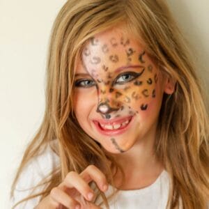 Entdecke die Bio Kinderschminke von Oh Flossy für Kinder. Naturbasierte Farben, frei von Schadstoffen, perfekt für Fasnacht, Halloween & Spielen.