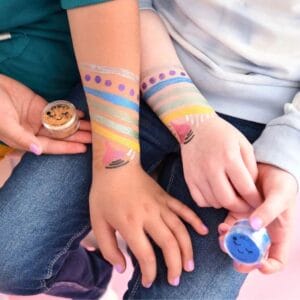 Entdecke die Bio Kinderschminke von Oh Flossy für Kinder. Naturbasierte Farben, frei von Schadstoffen, perfekt für Fasnacht, Halloween & Spielen.