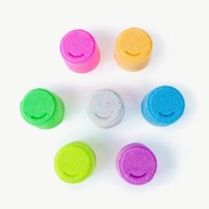Bunte Mini-Badebomben von Oh Flossy für Kinder. Mild, sicher & sprudelnd. Perfekt nach dem Schminkspaß mit Face Paint & Glitzer.