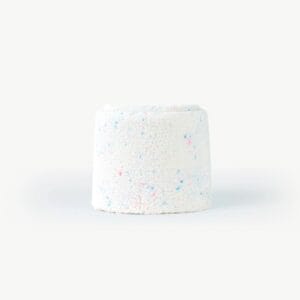 Bunte Mini-Badebomben von Oh Flossy für Kinder. Mild, sicher & sprudelnd. Perfekt nach dem Schminkspaß mit Face Paint & Glitzer.