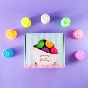 Bunte Mini-Badebomben von Oh Flossy für Kinder. Mild, sicher & sprudelnd. Perfekt nach dem Schminkspaß mit Face Paint & Glitzer.