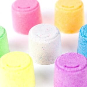 Bunte Mini-Badebomben von Oh Flossy für Kinder. Mild, sicher & sprudelnd. Perfekt nach dem Schminkspaß mit Face Paint & Glitzer.