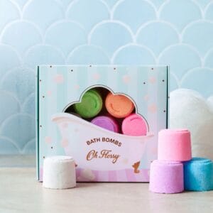 Bunte Mini-Badebomben von Oh Flossy für Kinder. Mild, sicher & sprudelnd. Perfekt nach dem Schminkspaß mit Face Paint & Glitzer.