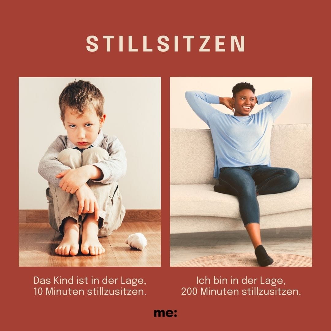 Kind sitzt mit schmollendem Blick am Boden. Frau sitzt entspannt auf dem Sofa. Kindergarten-Voraussetzungen vs. Eltern-Benefits.