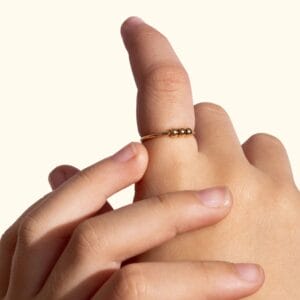 Die verstellbaren Fidget-Ringe La Bague Chill für Kinder (3 Perlen) und Teenager (4 Perlen) helfen sanft gegen Nervosität, sind handgefertigt in Frankreich und in Silber oder Gold erhältlich.