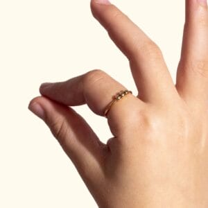 Die verstellbaren Fidget-Ringe La Bague Chill für Kinder (3 Perlen) und Teenager (4 Perlen) helfen sanft gegen Nervosität, sind handgefertigt in Frankreich und in Silber oder Gold erhältlich.