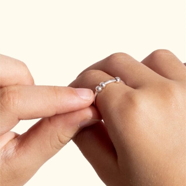 Die verstellbaren Fidget-Ringe La Bague Chill für Kinder (3 Perlen) und Teenager (4 Perlen) helfen sanft gegen Nervosität, sind handgefertigt in Frankreich und in Silber oder Gold erhältlich.