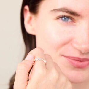 Die verstellbaren Fidget-Ringe La Bague Chill für Kinder (3 Perlen) und Teenager (4 Perlen) helfen sanft gegen Nervosität, sind handgefertigt in Frankreich und in Silber oder Gold erhältlich.