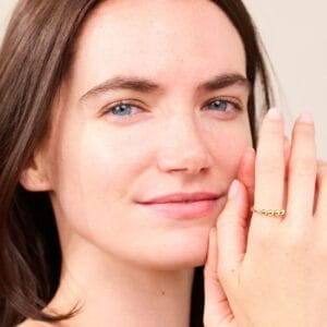 Die verstellbaren Fidget-Ringe La Bague Chill für Kinder (3 Perlen) und Teenager (4 Perlen) helfen sanft gegen Nervosität, sind handgefertigt in Frankreich und in Silber oder Gold erhältlich.