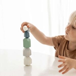 Patience Pebbles – nachhaltiges Holzspielzeug aus Australien, das Kinder ab 3 Jahren spielerisch zu Achtsamkeit, Geduld und Kreativität anregt.