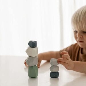 Patience Pebbles – nachhaltiges Holzspielzeug aus Australien, das Kinder ab 3 Jahren spielerisch zu Achtsamkeit, Geduld und Kreativität anregt.