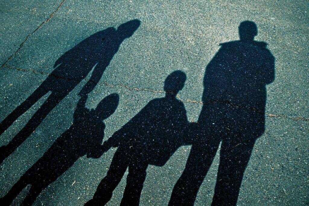 Schatten einer vierköpfigen Familie auf Asphalt - Was, wenn der Wunsch nach einem zweiten Kind unerfüllt bleibt? Ein Erfahrungsbericht.