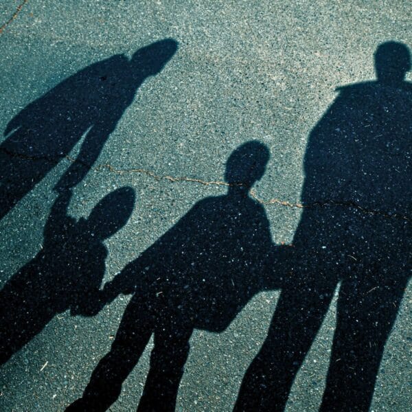Schatten einer vierköpfigen Familie auf Asphalt - Was, wenn der Wunsch nach einem zweiten Kind unerfüllt bleibt? Ein Erfahrungsbericht.