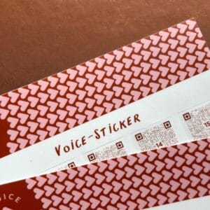 Voicestories Mini sind personalisierbare Audio-Sticker im kleinen Format – perfekt, um Sprachnachrichten auf Postkarten, Geschenken oder in Fotoalben kreativ und emotional festzuhalten.