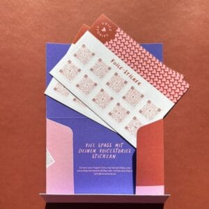 Voicestories Mini sind personalisierbare Audio-Sticker im kleinen Format – perfekt, um Sprachnachrichten auf Postkarten, Geschenken oder in Fotoalben kreativ und emotional festzuhalten.