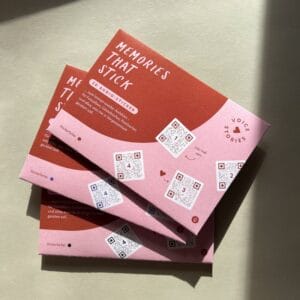 Voicestories Mini sind personalisierbare Audio-Sticker im kleinen Format – perfekt, um Sprachnachrichten auf Postkarten, Geschenken oder in Fotoalben kreativ und emotional festzuhalten.