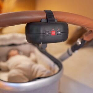 Kinderwagenschaukler, der Babys sanft beruhigt und Eltern im Alltag freie Hände schenkt. Einfach zu befestigen, ab Geburt geeignet.