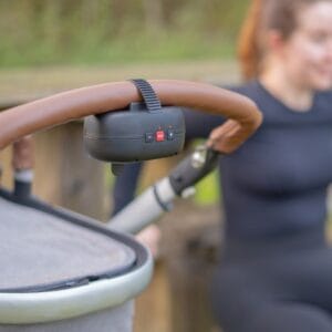 Kinderwagenschaukler, der Babys sanft beruhigt und Eltern im Alltag freie Hände schenkt. Einfach zu befestigen, ab Geburt geeignet.