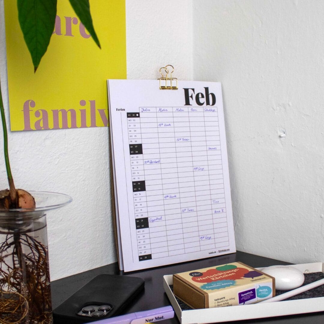 Mit dem wunderschön gestalteten Familienplaner kommt der ganze Mental Load zu Papier. Jetzt kaufen! Inklusive tollen Mini-Poster