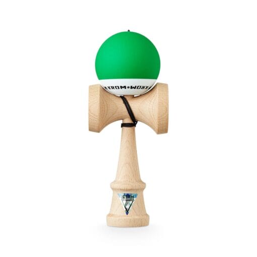 Kendama ist ein japanisches Holzspiel, bei dem die Kugel mit Geschick auf dem Griff balanciert oder gefangen wird.