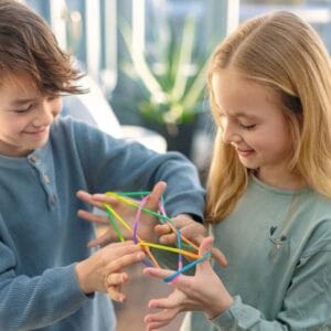 Bietet Kindern ab der Grundschule alles, um Fadentricks und Figuren wie Eiffelturm oder Brille zu legen – alleine oder gemeinsam spielend.