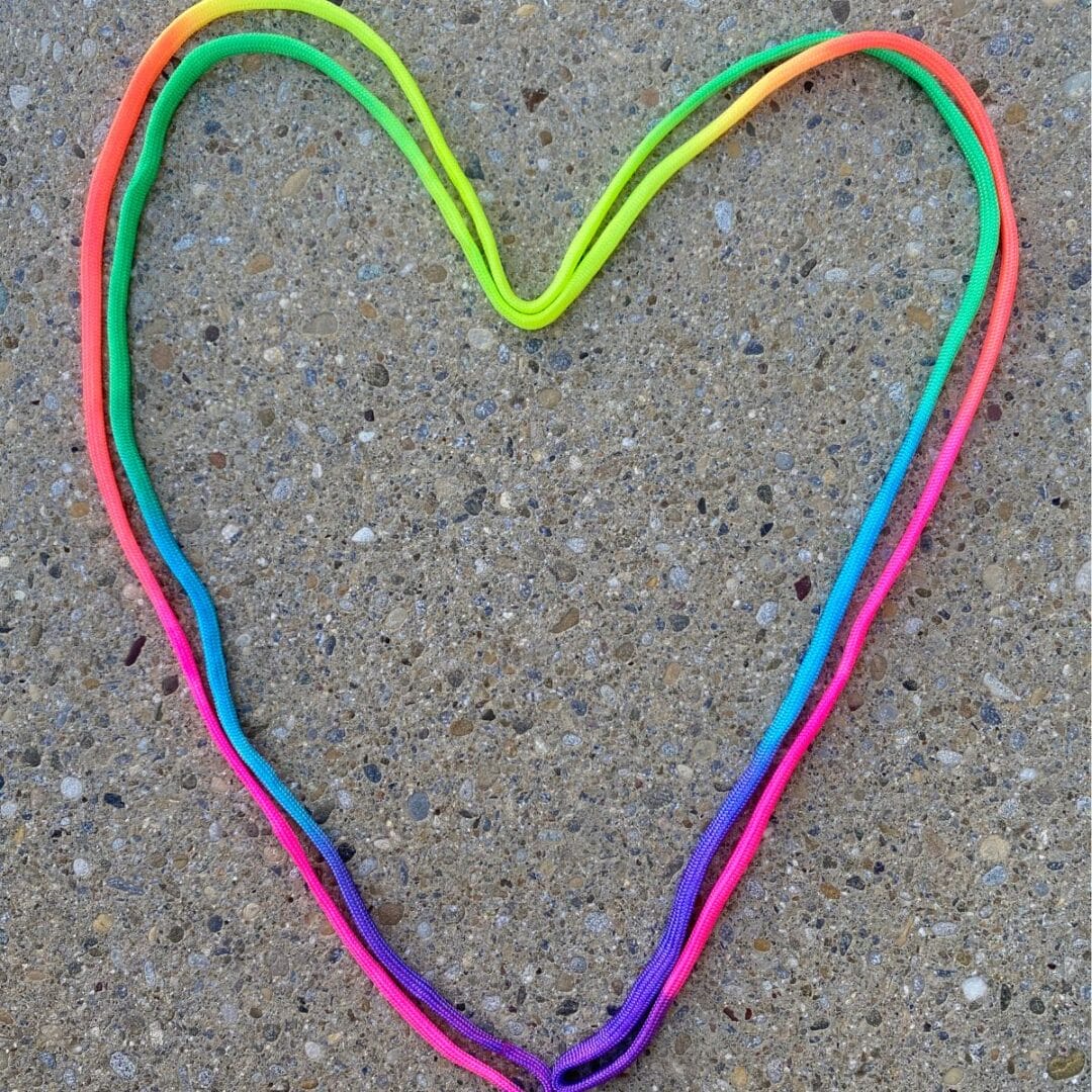 Bietet Kindern ab der Grundschule alles, um Fadentricks und Figuren wie Eiffelturm oder Brille zu legen – alleine oder gemeinsam spielend.