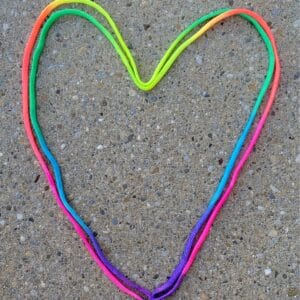 Bietet Kindern ab der Grundschule alles, um Fadentricks und Figuren wie Eiffelturm oder Brille zu legen – alleine oder gemeinsam spielend.