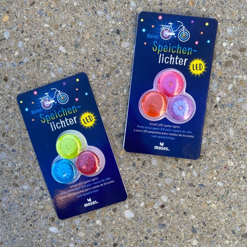 Kleine LED-Speichenlichter im 3er-Set für Kinder: einfach an die Fahrrad-Speichen klemmen, Licht ein-/ausschalten und sicherer im Dunkeln unterwegs sein.