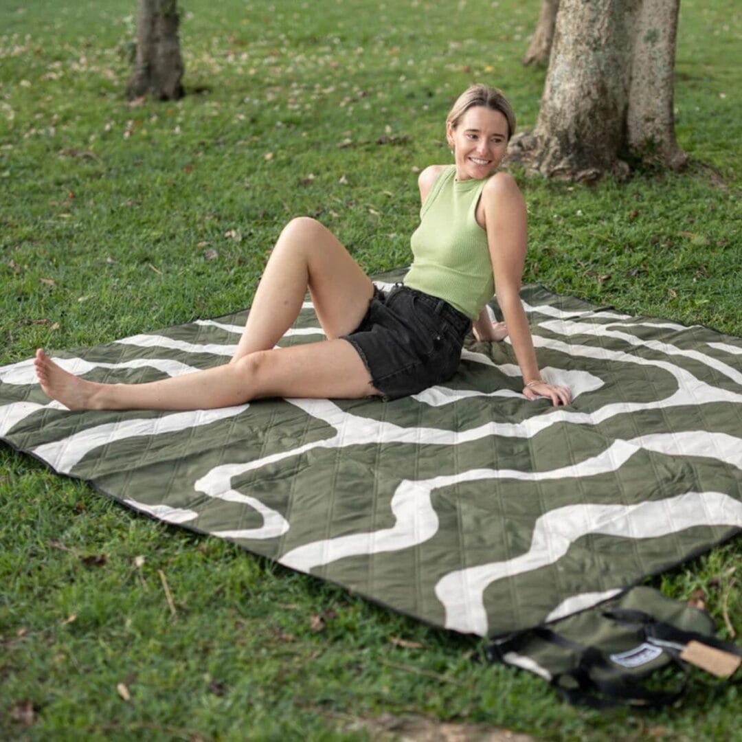 Picknick mit Stil! Die Picknickdecke hat eine wasserdichte Unterseite und ist einfach in der Maschine waschbar. Platz für 6 Personen.