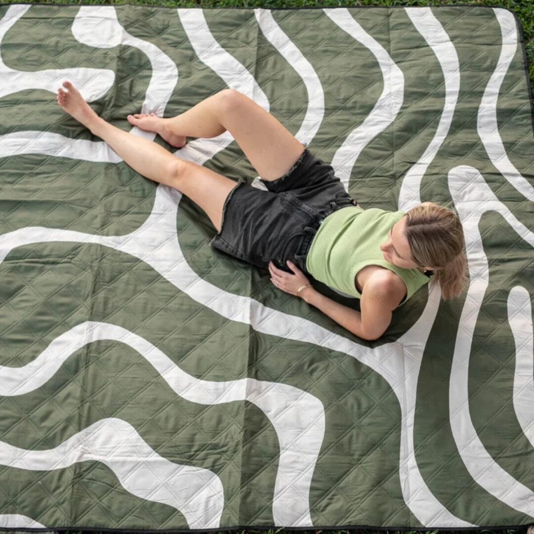 Picknick mit Stil! Die Picknickdecke hat eine wasserdichte Unterseite und ist einfach in der Maschine waschbar. Platz für 6 Personen.