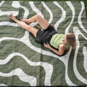 Picknick mit Stil! Die Picknickdecke hat eine wasserdichte Unterseite und ist einfach in der Maschine waschbar. Platz für 6 Personen.