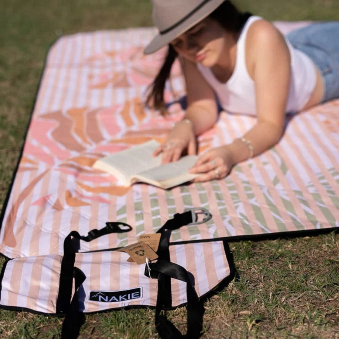 Picknick mit Stil! Die Picknickdecke hat eine wasserdichte Unterseite und ist einfach in der Maschine waschbar. Platz für 6 Personen.