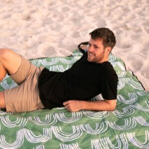 Picknick mit Stil! Die Picknickdecke hat eine wasserdichte Unterseite und ist einfach in der Maschine waschbar. Platz für 6 Personen.