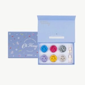 Bio Glitzer von Oh Flossy – sicher für Kinder, pflanzenbasiert und biologisch abbaubar. Perfekt für kreative Schminklooks & Kinderpartys. Passt ideal zu Face Paint & Badebomben.