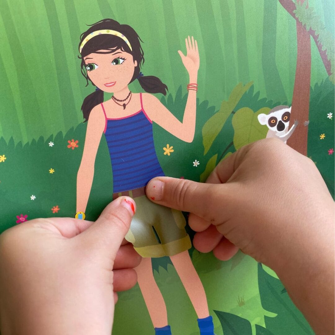Entdecke die Anziehpuppen Stickerbücher "Traumberufe" und "Action!" – Kreativer Spielspass für Kinder ab 5 Jahren mit über 300 Stickern.