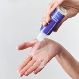 Reinigt deine Silikon-Patches gründlich, verlängert ihre Lebensdauer und sorgt dafür, dass sie optimal gegen Falten wirken.