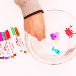 Kreatives Bastelset für Kinder: Mit dem Doodle N Dip eigene Zeichnungen zum Leben erwecken, schwimmen lassen und eintauchen – perfekt für Regentage und kreative Stunden.