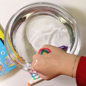 Kreatives Bastelset für Kinder: Mit dem Doodle N Dip eigene Zeichnungen zum Leben erwecken, schwimmen lassen und eintauchen – perfekt für Regentage und kreative Stunden.
