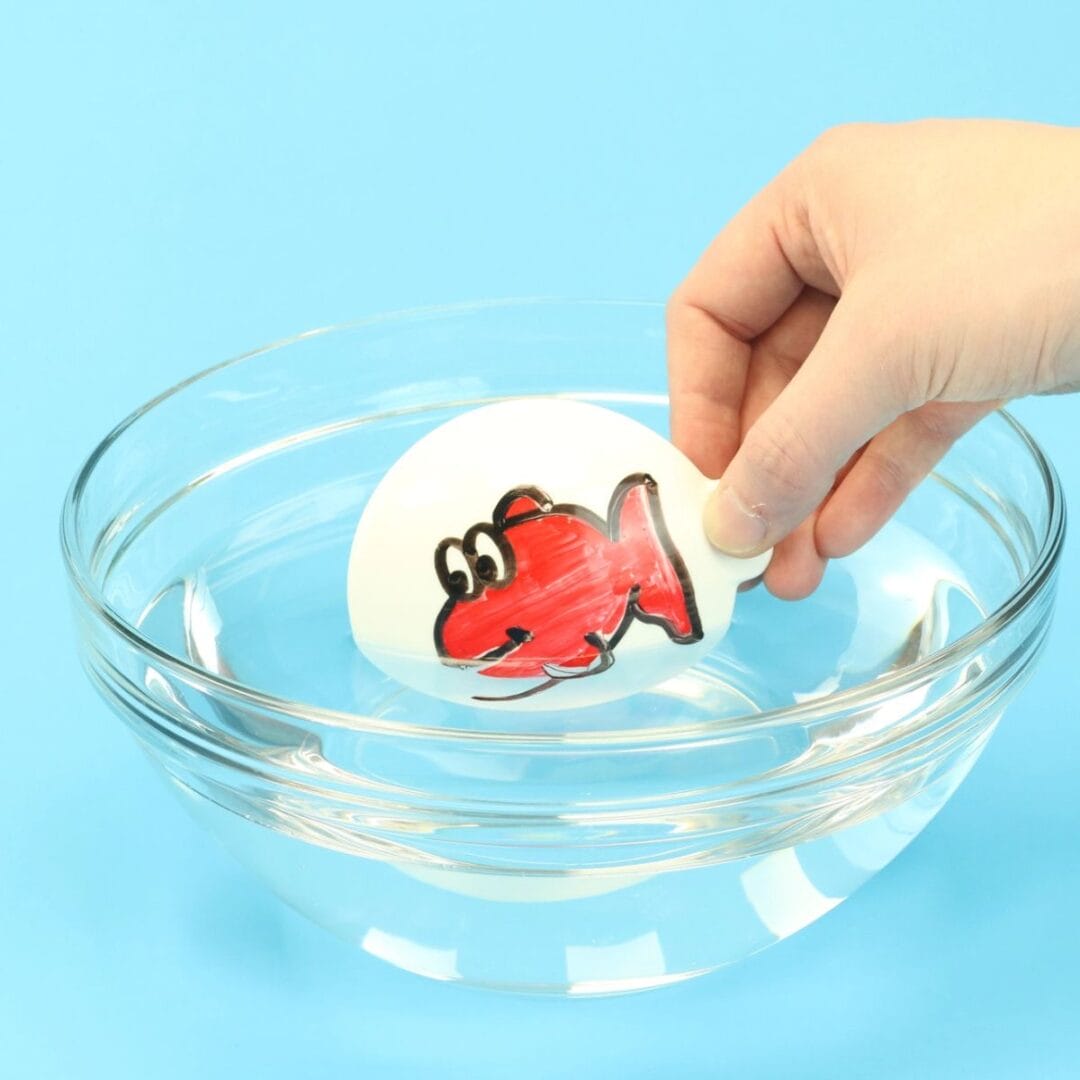 Kreatives Bastelset für Kinder: Mit dem Doodle N Dip eigene Zeichnungen zum Leben erwecken, schwimmen lassen und eintauchen – perfekt für Regentage und kreative Stunden.