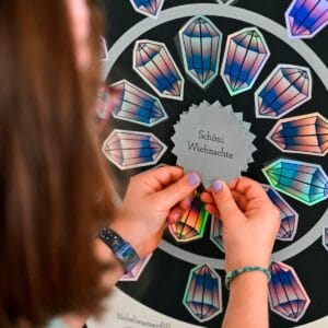 Ein Adventskalender mit 24 Hörgeschichten und Rätseln im Schweizer Dialekt. Für Kinder von 5–9 Jahren, die lieber Abenteuer als Schoggi im Türchen haben.