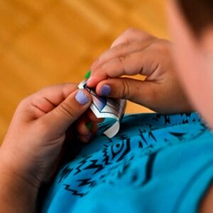 Ein Adventskalender mit 24 Hörgeschichten und Rätseln im Schweizer Dialekt. Für Kinder von 5–9 Jahren, die lieber Abenteuer als Schoggi im Türchen haben.