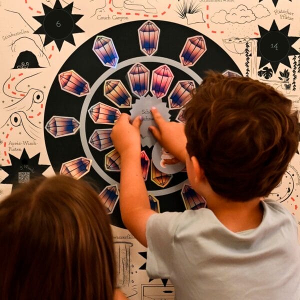 Ein Adventskalender mit 24 Hörgeschichten und Rätseln im Schweizer Dialekt. Für Kinder von 5–9 Jahren, die lieber Abenteuer als Schoggi im Türchen haben.