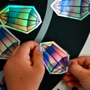 Ein Adventskalender mit 24 Hörgeschichten und Rätseln im Schweizer Dialekt. Für Kinder von 5–9 Jahren, die lieber Abenteuer als Schoggi im Türchen haben.