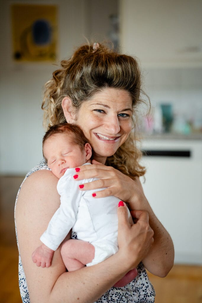 Barbara, strahlend, mit Baby Lino auf dem Arm - nach dem Verlust von Sternenbaby Ennio fasst Barbara mit Regenbogenbaby Lino neuen Lebensmut