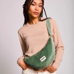 Praktische Halbmondtasche für unterwegs – sitzt bequem, bietet schnellen Zugriff und lässt die Hände frei.