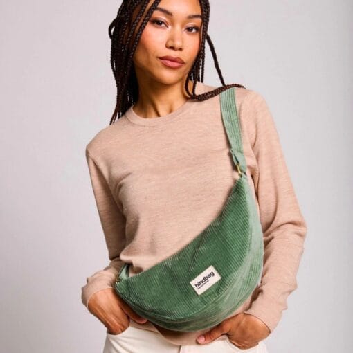 Praktische Halbmondtasche für unterwegs – sitzt bequem, bietet schnellen Zugriff und lässt die Hände frei.