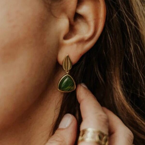 Aimée Green – dezenter, hypoallergener Ohrstecker aus 18 K vergoldetem Edelstahl mit grünem Keramikstein. Wasserfest und ideal für empfindliche Ohren.