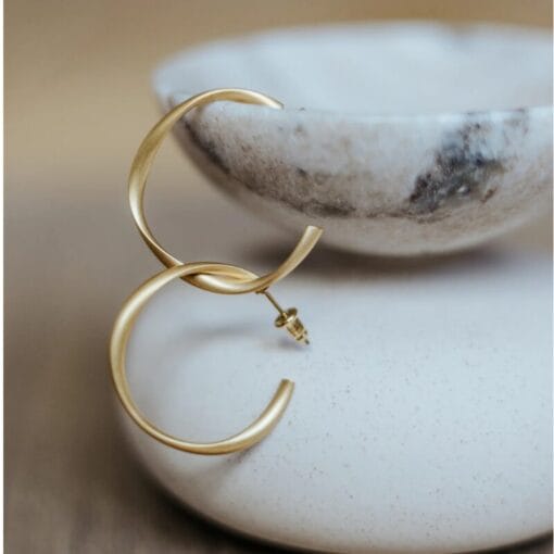 Däni – matt vergoldeter Ohrstecker aus 18 K Edelstahl, hypoallergen und nickelfrei. Ideal für empfindliche Ohren.